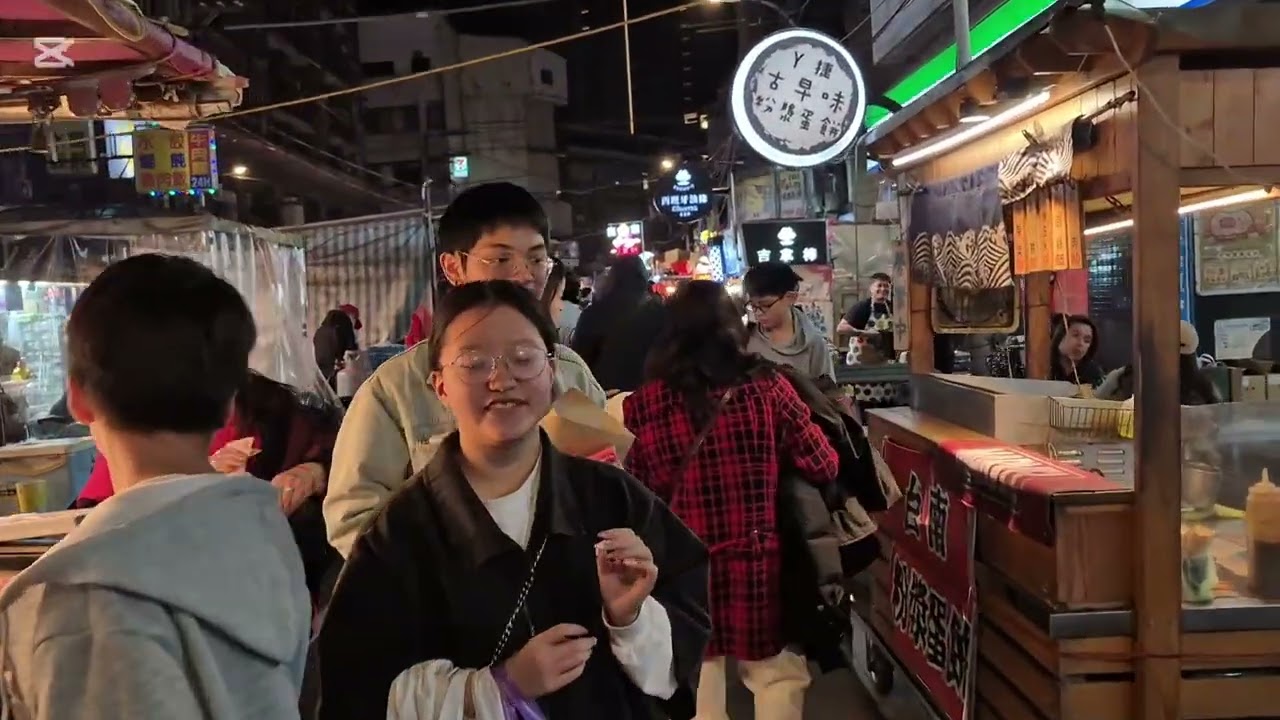 新北市板橋區湳雅夜市慢慢人很熱鬧！很多人吃東西，ĐÀI LOAN tân Bắc chợ đêm nam  gą.