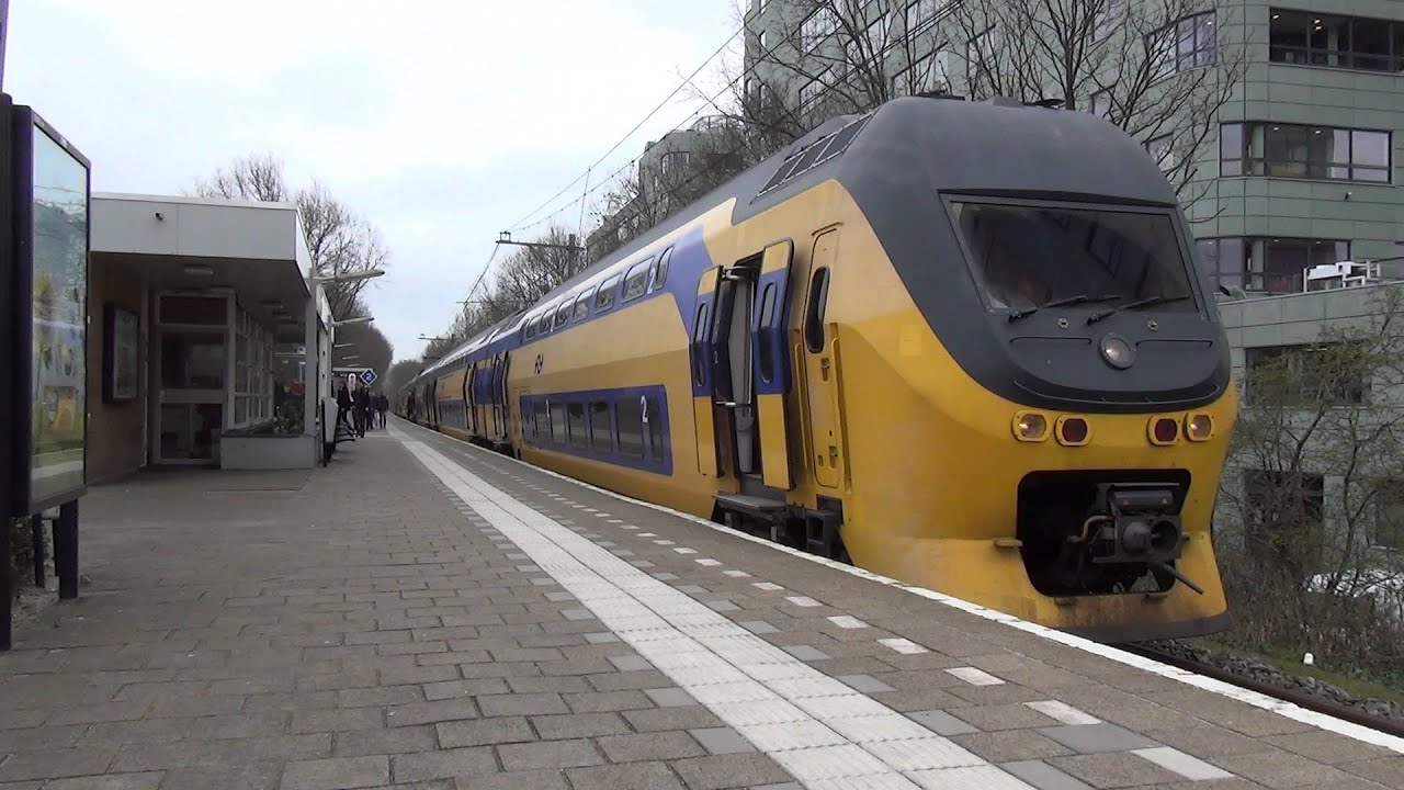 VIRM 8653 vertrekt uit Station Leiden Lammenschans