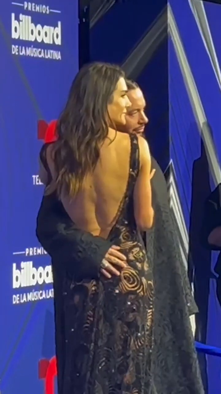 Linda pareja ?❤️ J Balvin y su novia derrochando estilo ? ¡Imperdible en los #Billboards2024!