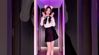 4K Feline Grace Dancing In Chic Style