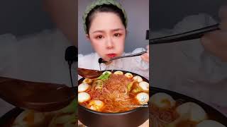 Chinois Qui Mange Les Œufs