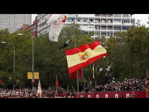 Video: Parachutist Lijdt Op Hispanic Day Een Ongeluk Tegen De Koningen Van Spanje