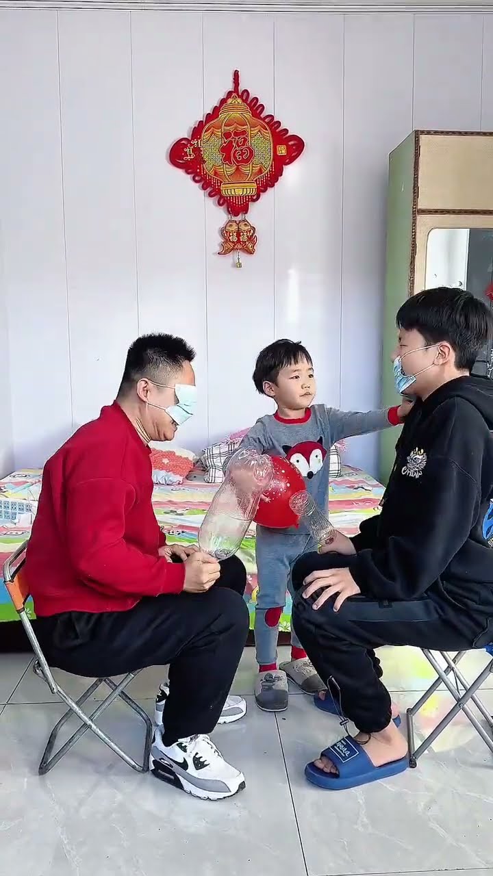 父子两玩游戏，总感觉哪里不对，又说不上来！#Cute baby#Cute#呆萌小米宝#聪明宝宝#萌娃