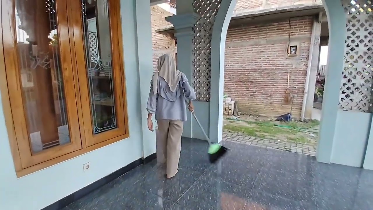 PENGABDIAN MASYARAKAT | MEMBERSIHKAN MUSHOLA | BY RIFKA W.R XIM5