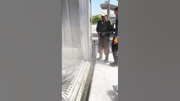 Clever unloading process of frozen tuna from a container