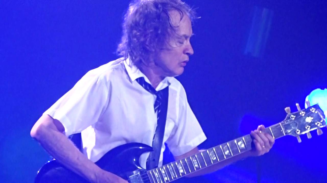 AC/DC TOUCH TOO MUCH LIVE. DÜSSELDORF, JUNE 15th 2016. - YouTube