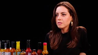 Hot Ones - Aubrey Plaza (Biskutt)