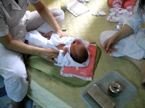 Y TÁ TẮM CHO TRẺ SƠ SINH, Y TÁ TẮM CHO BÉ, MẶC QUẦN ÁO, LẤY TưA LƯỠI