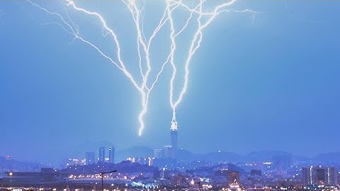 Makkah Clock Tower par Bijli Giri | Lightning Strikes Clock Tower in Mecca, Saudi Arab Ahlus sunnah