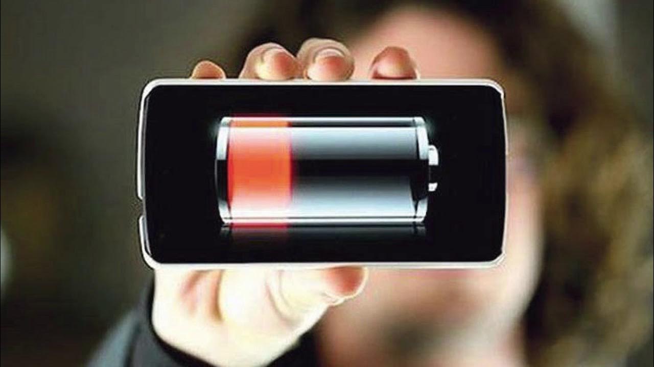 заряжать разряженный телефон. смартфон заряжается. зарядка для смартфона. заряжать разряженный телефон. мобильник на зарядке.