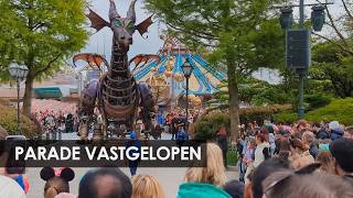 Disneyland Paris: draak van Disney Stars on Parade vastgelopen