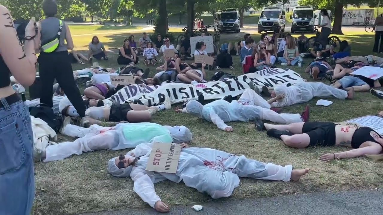 Anti-Rammstein Demo München: Kunstblut, nackte Oberkörper und ‚Die-In‘ am 11.06.2023