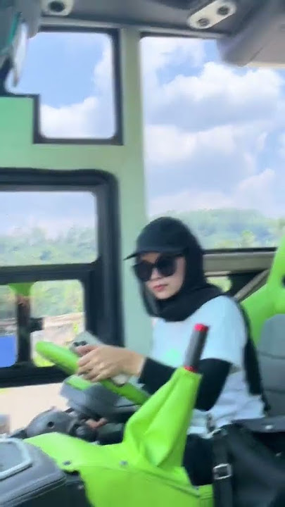 supir bus cantik.