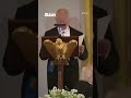 الملك تشارلز يلقي نكتة عن قاعة الرقص في البيت الأبيض