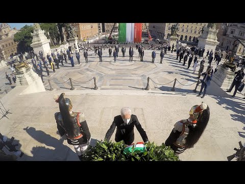 Mattarella depone una corona d'alloro all' Altare della Patria