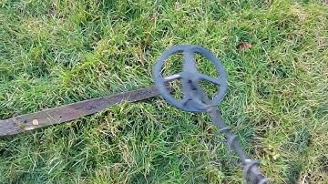 Rutus Versa metal detector unmasking raised iron from coin on stock field settings