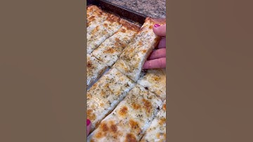 This copycat Little Caesar’s cheesy bread is so good and so easy to make! #recipe