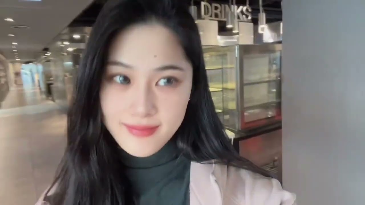 Inside the Cabin: Air Hostess' Unforgettable AI Flower Adventure (中文：舱内探秘：空姐难忘的AI花海之旅