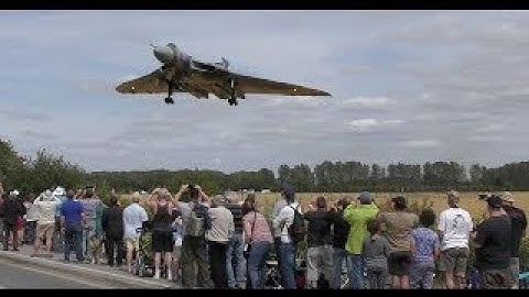 Vulcan XH558 Bomber Farewell | 4k video footage | low approach landing | RIAT Display - 20
