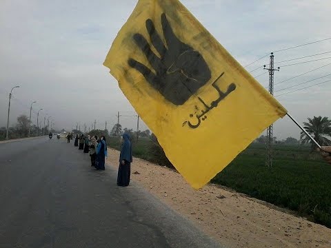 ثوار مركز المنيا يخرجون فى سلسلة بشرية مناهضة للإنقلاب على الطريق الدائرى