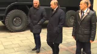 Владимир Путин осмотрел бронемашины ФСБ.