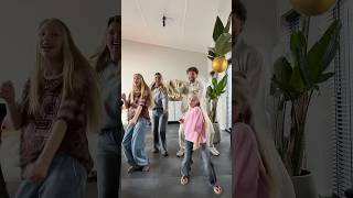 Wie van ons zijn jarig denk je? 🥳