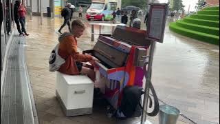 Piano boy plays cover of Oasis Classic - Don’t Look Back In Anger.