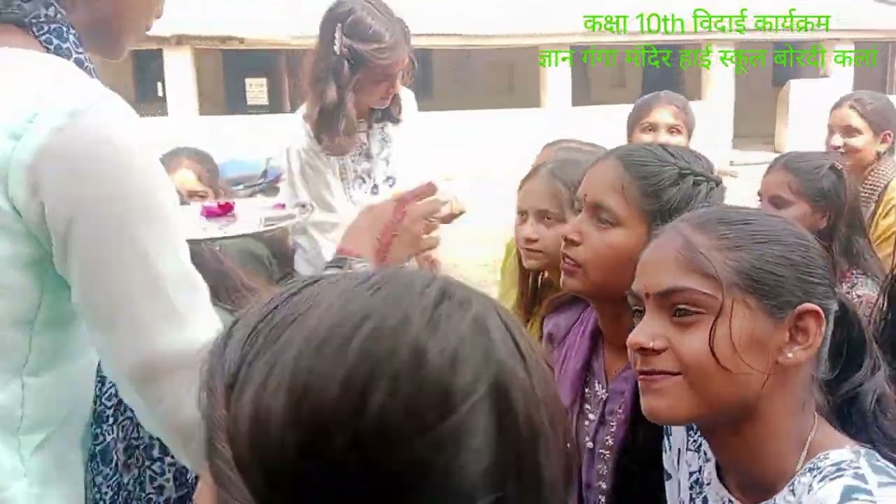 विदाई आंखों को नम कर देती है चाहे बेटी की विदाई हो या बच्चों की।