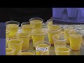  گزارش تصویری از خدمت رسانی به زوار اربعین با توزیع شربت و نوشیدنی  