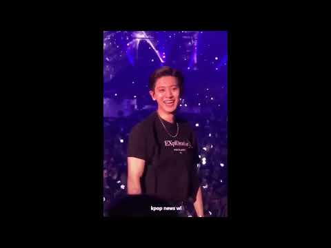 exo 엑소 chanyeol laughing at fanboys in concert😂😂