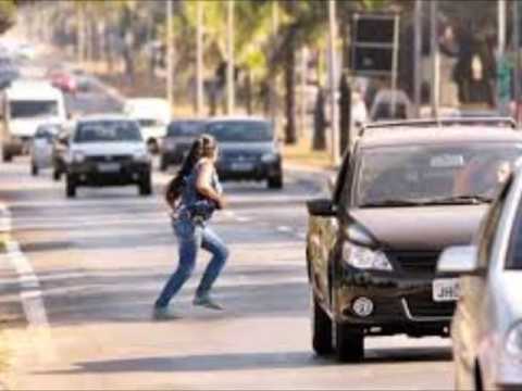 Vídeo: O Que Acontece Se Você Bater Em Um Pedestre Fora De Uma Faixa De Pedestres
