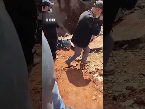 لحظه بیرون کشیدن یک جسد از حفره حاصل از بمب های سنگرشکن اسرائیل