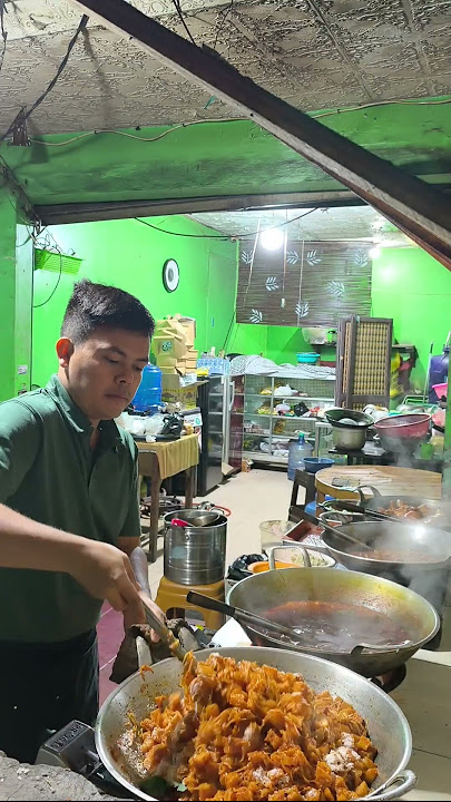 suasana memasak jam 3 subuh di warung nasi