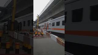 wooww😱😱😱 kereta api KA putri deli tanjung balai - medan melaju kencang diperlintasan padat.!!! #fyp