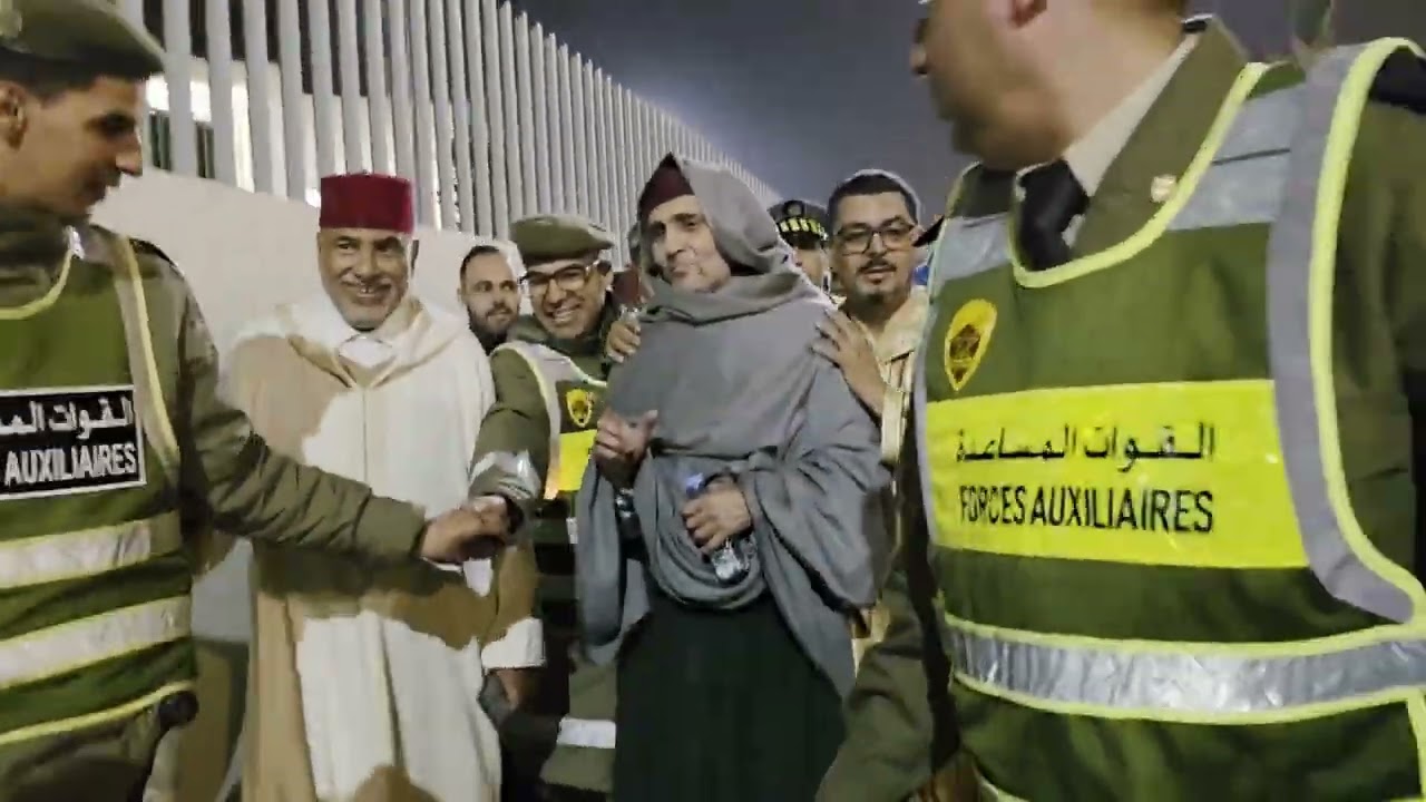 لحظة تقشعر لها الأبدان لحظة خروج المقرئ العيون الكوشي  من مسجد الصفاء بمدينة الصخيرات 🇲🇦😍