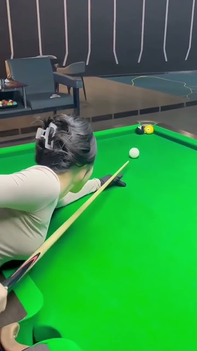 CEWEK CANTIK DAN SEKSI SAAT BERMAIN BILLIARD