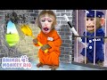 Macaco Rio Rio joga desafio de fuga da prisão e nada com o patinho | Animal Monkey Rio