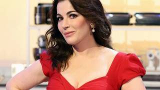 Nigella Lawson 🔥 She Chose The Wrong Bikini For Beach And It's A Feast For Your Eyeballs
