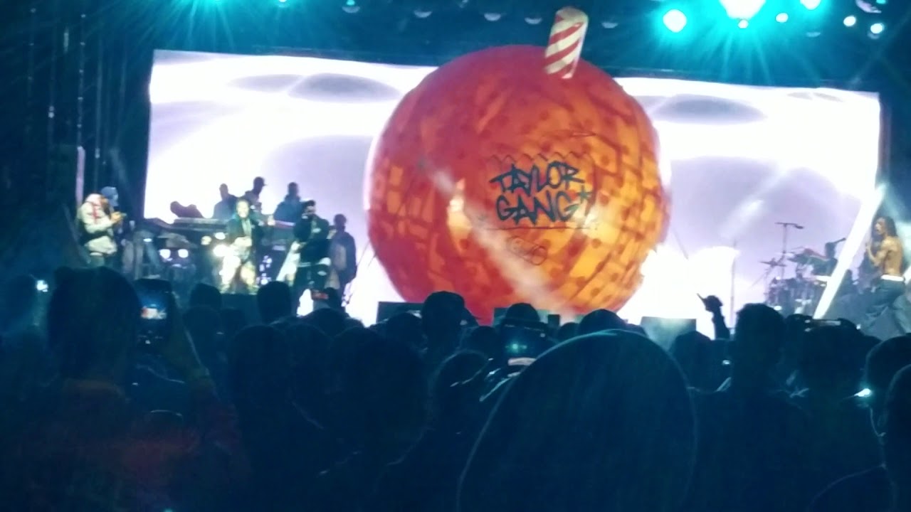 Wiz Khalifa Ft. Curreny Glass House (Live) at The Smokers Club Day 1