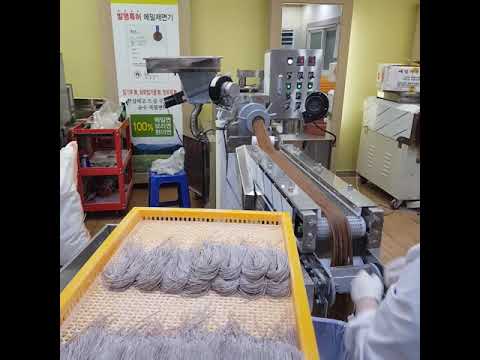 밀가루와 전분, 화학첨가물이 들어가지 않는 현미국수, 메밀국수 만들기 동시에 작업하고 있어요.,국수기계, 국수공장,제면소, 식당 창업,식품기계. , 냉면기계, 식당공급