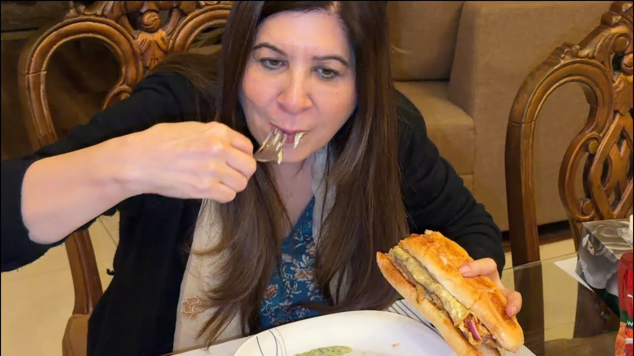 ANDA SHAAMI BURGER 🍔 TYPICAL PAKISTANI 🇵🇰 STYLE N MOIZ KA FAVOURITE ❤️ 