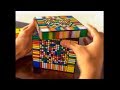 Il a résolu ce rubik's cube en 3 secondes ...