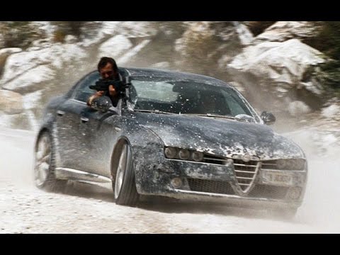 Video: A ka vozitur James Bond një Alfa Romeo?