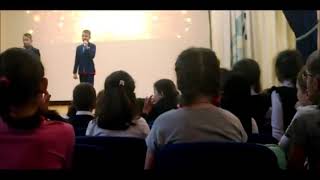 Школьники поют опенинг токийского гуля