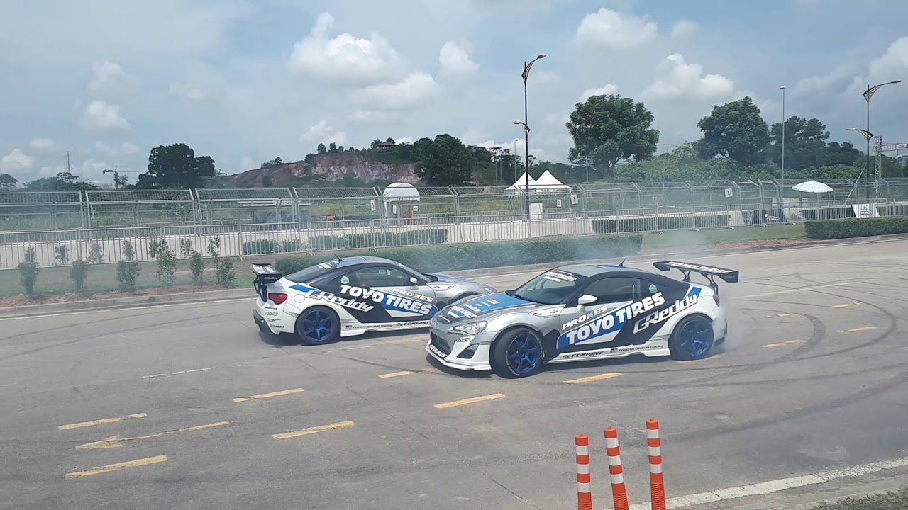 Tandem Drift & Donut Show at TGR Medini JB! - YouTube