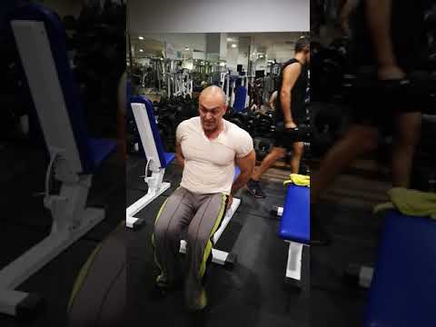 Buenos días musculosos entrenamiento de fuerza