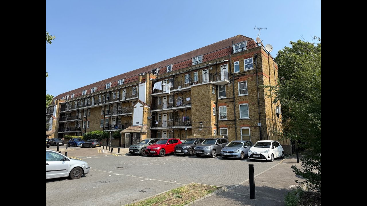 2 bed 1st floor flat in Fulham Court, Fulham Road, Fulham, London SW6