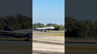 Boeing 777 Landing Perfectly