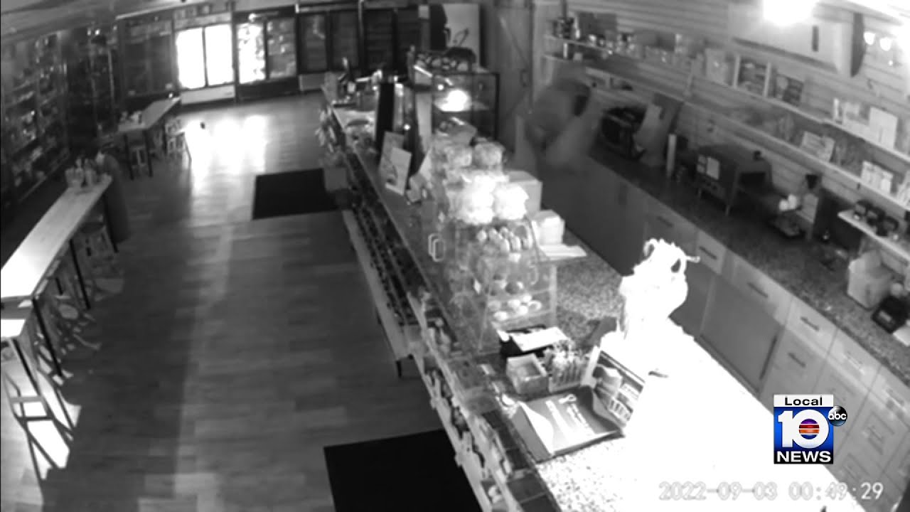 Crook caught on camera breaking into Miami market - YouTube