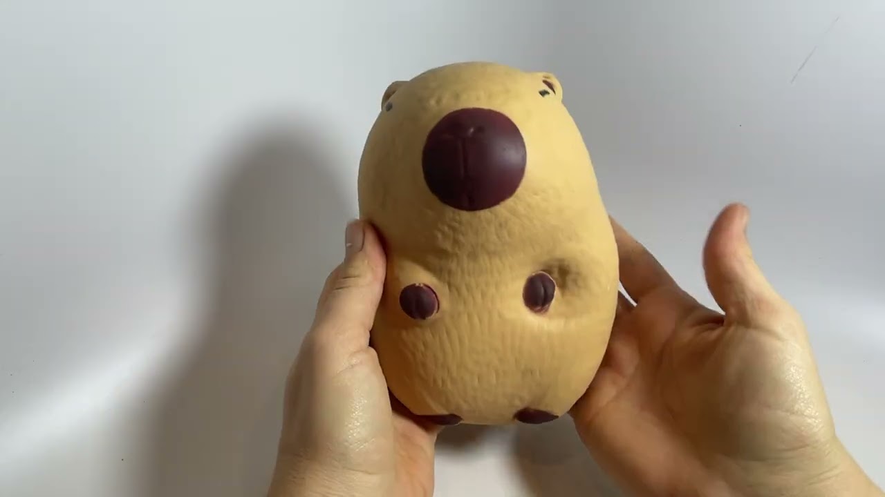 Большая сенсорная игрушка-антистресс в форме капибары, наполненная пластилином.
